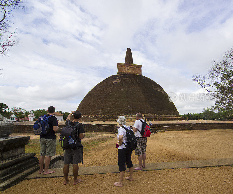 游客在阿努拉达普拉Abhayagiri Vihara